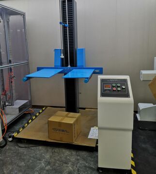 La machine d'essai de chute à double bras est utilisée pour tester les dommages causés à l'emballage du produit par les chutes et pour évaluer la résistance aux chocs pendant le transport et la manutention.